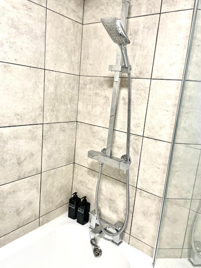 4 Bedroom House In The Heart Of With Free Parking, And Sleeps Up To 8! Birmingham