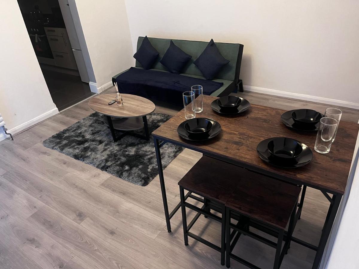 4 Bedroom House In The Heart Of With Free Parking, And Sleeps Up To 8!