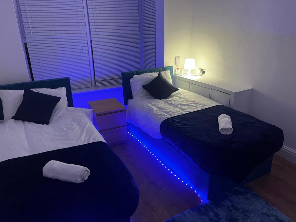 4 Bedroom House In The Heart Of With Free Parking, And Sleeps Up To 8! Apartment *