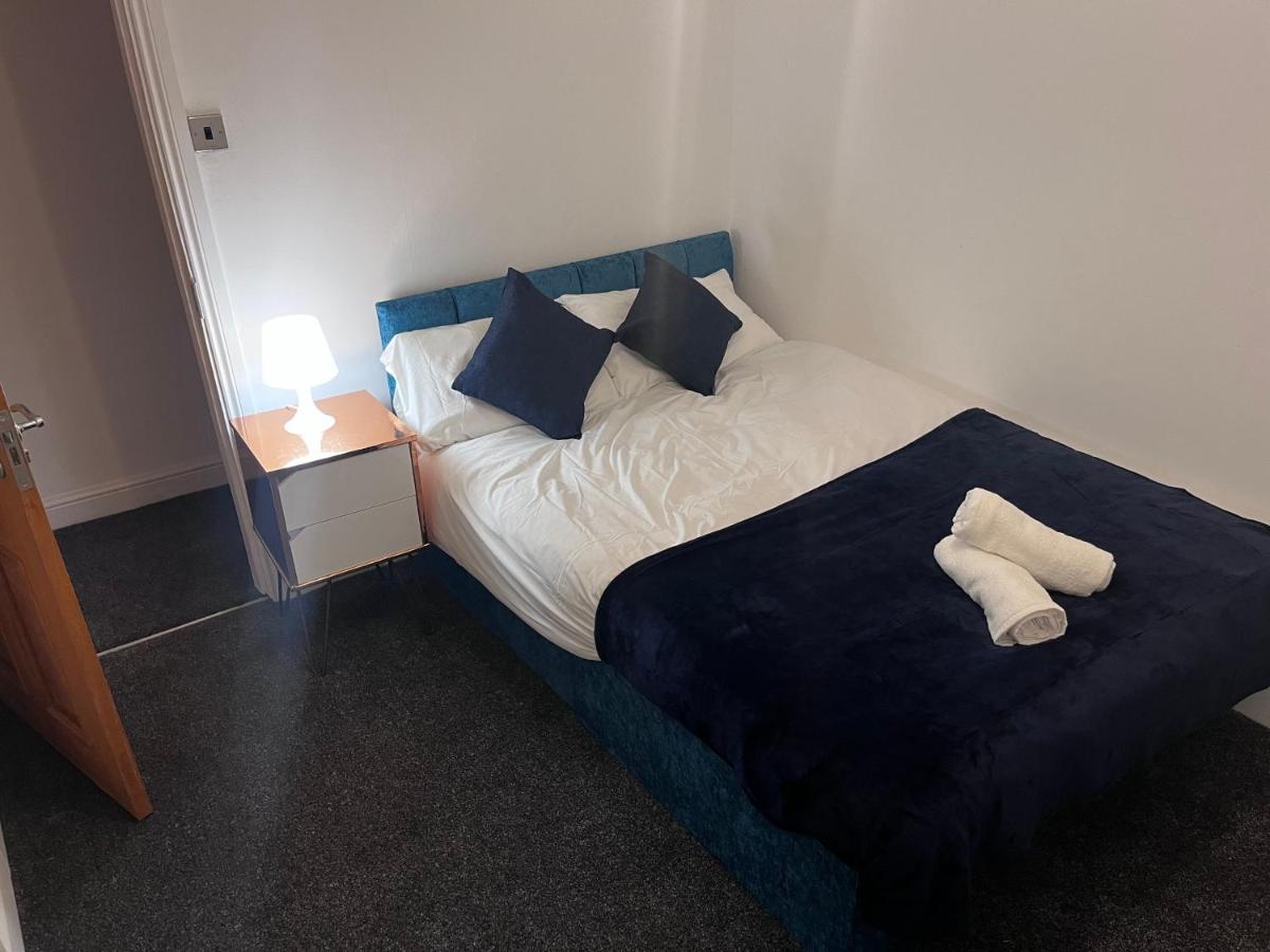 4 Bedroom House In The Heart Of With Free Parking, And Sleeps Up To 8!