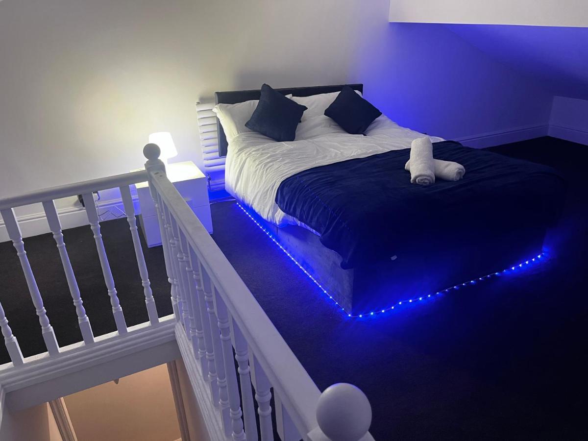 4 Bedroom House In The Heart Of With Free Parking, And Sleeps Up To 8! Apartment *