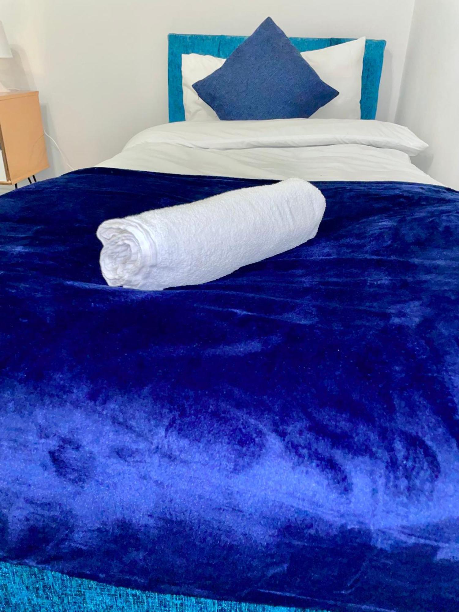 4 Bedroom House In The Heart Of With Free Parking, And Sleeps Up To 8!