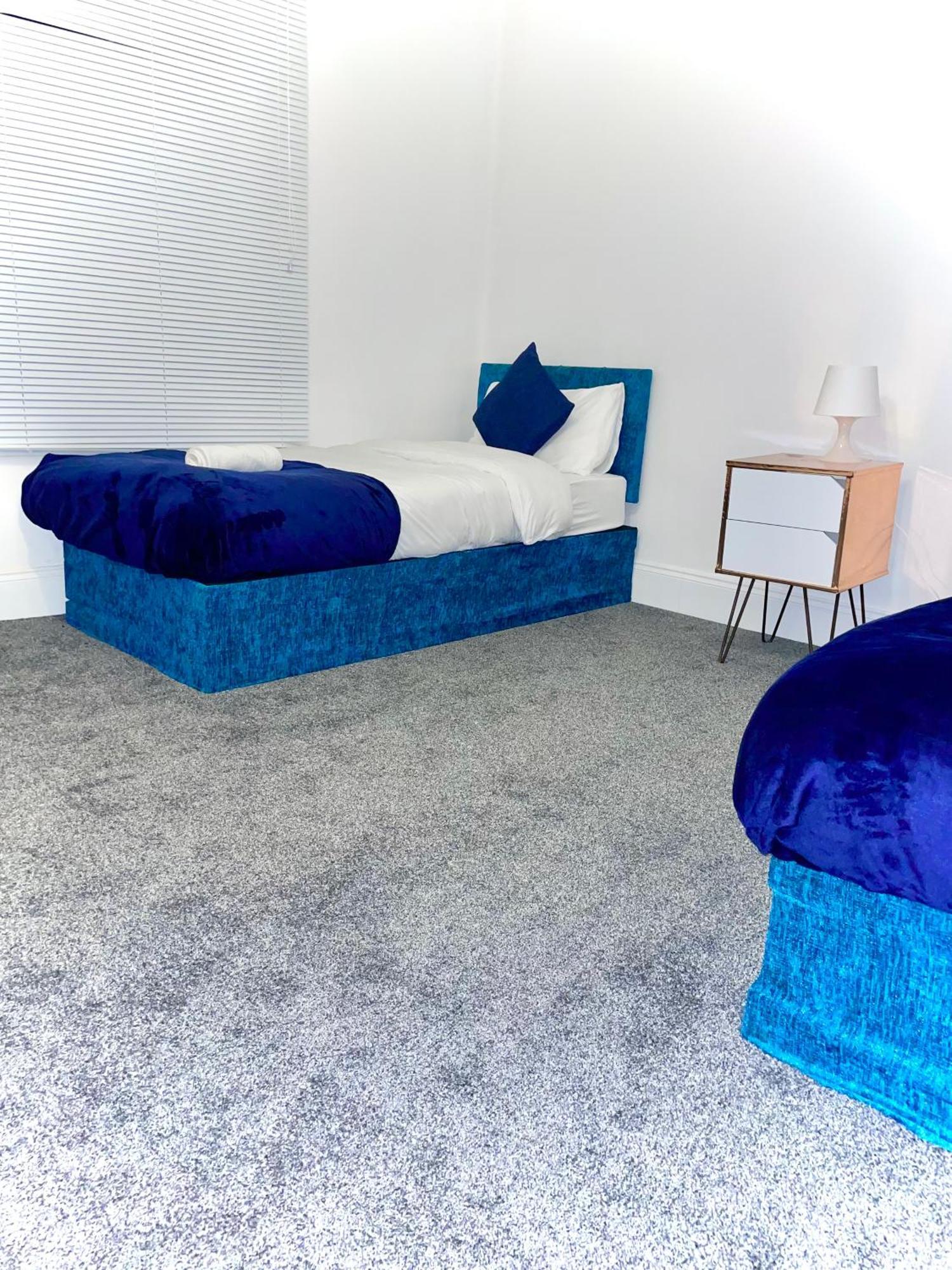 4 Bedroom House In The Heart Of With Free Parking, And Sleeps Up To 8! * Birmingham