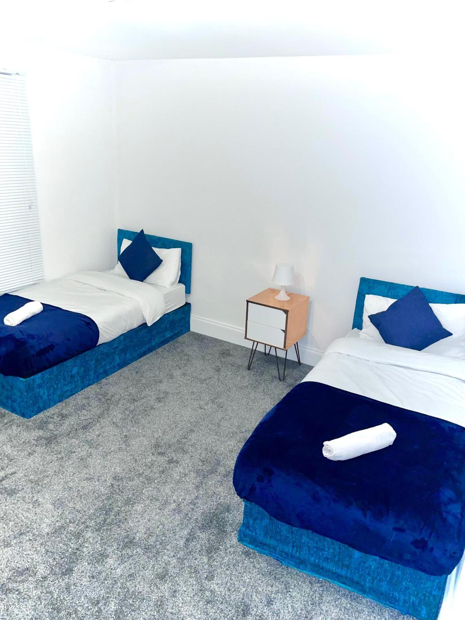 Apartment 4 Bedroom House In The Heart Of With Free Parking, And Sleeps Up To 8!