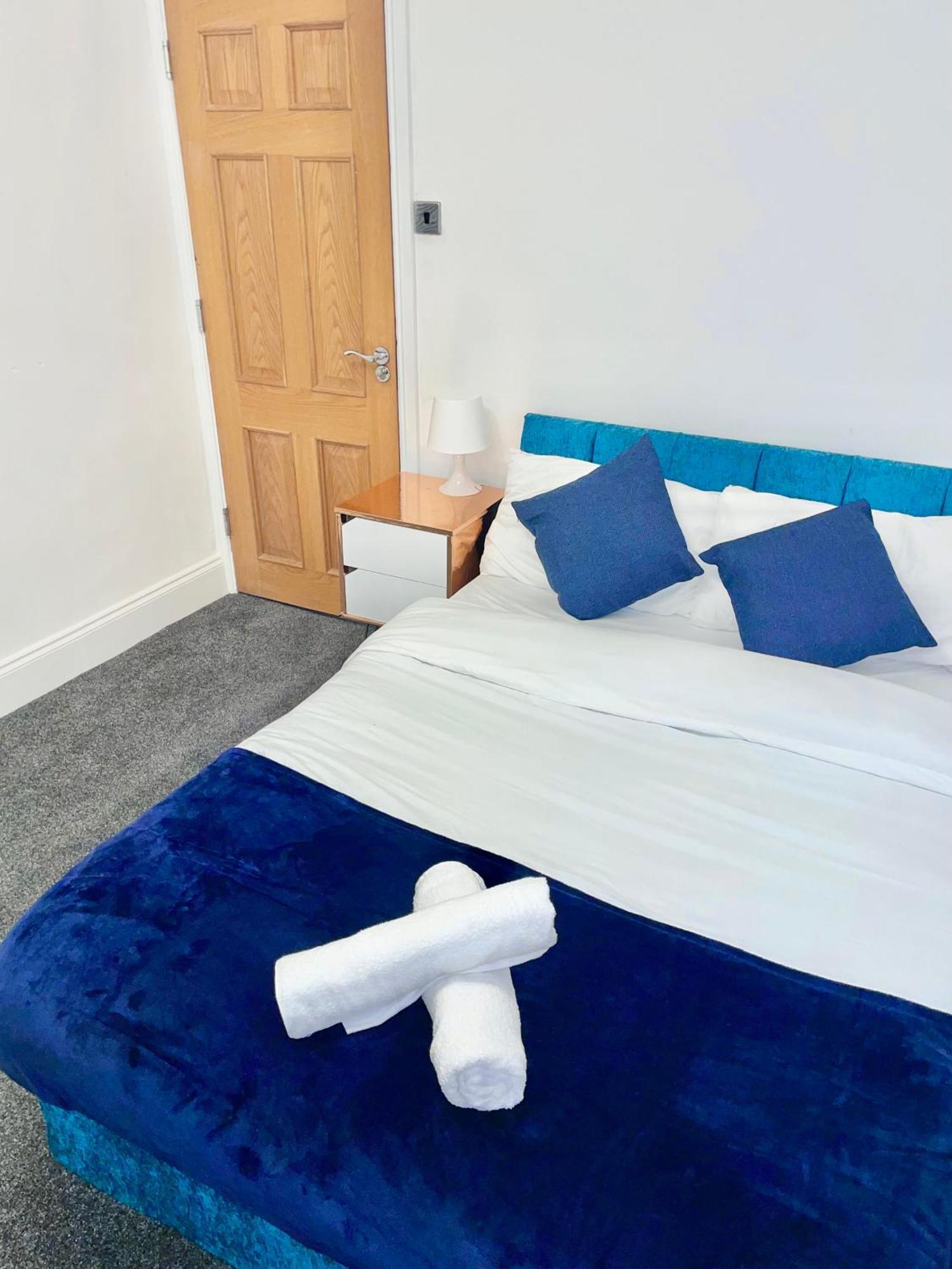 4 Bedroom House In The Heart Of With Free Parking, And Sleeps Up To 8! Apartment *