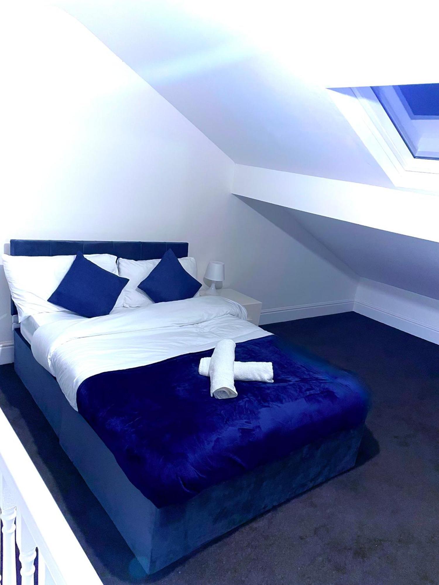 4 Bedroom House In The Heart Of With Free Parking, And Sleeps Up To 8! *