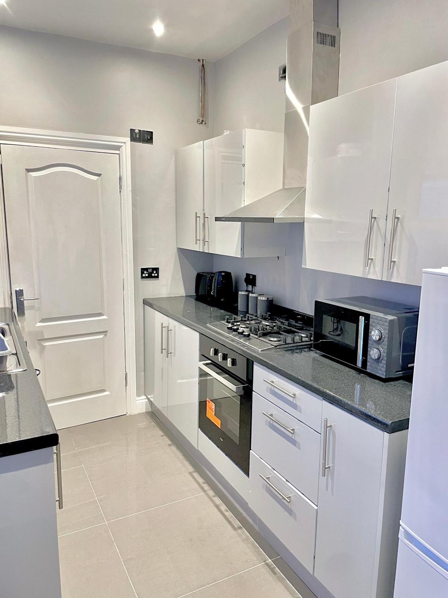 Apartment 4 Bedroom House In The Heart Of With Free Parking, And Sleeps Up To 8! Birmingham