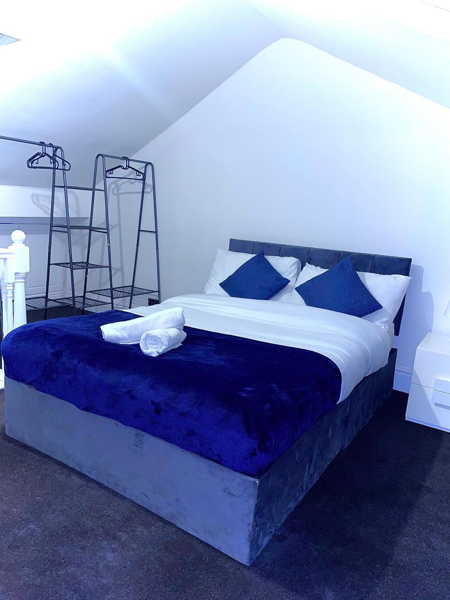 4 Bedroom House In The Heart Of With Free Parking, And Sleeps Up To 8! *