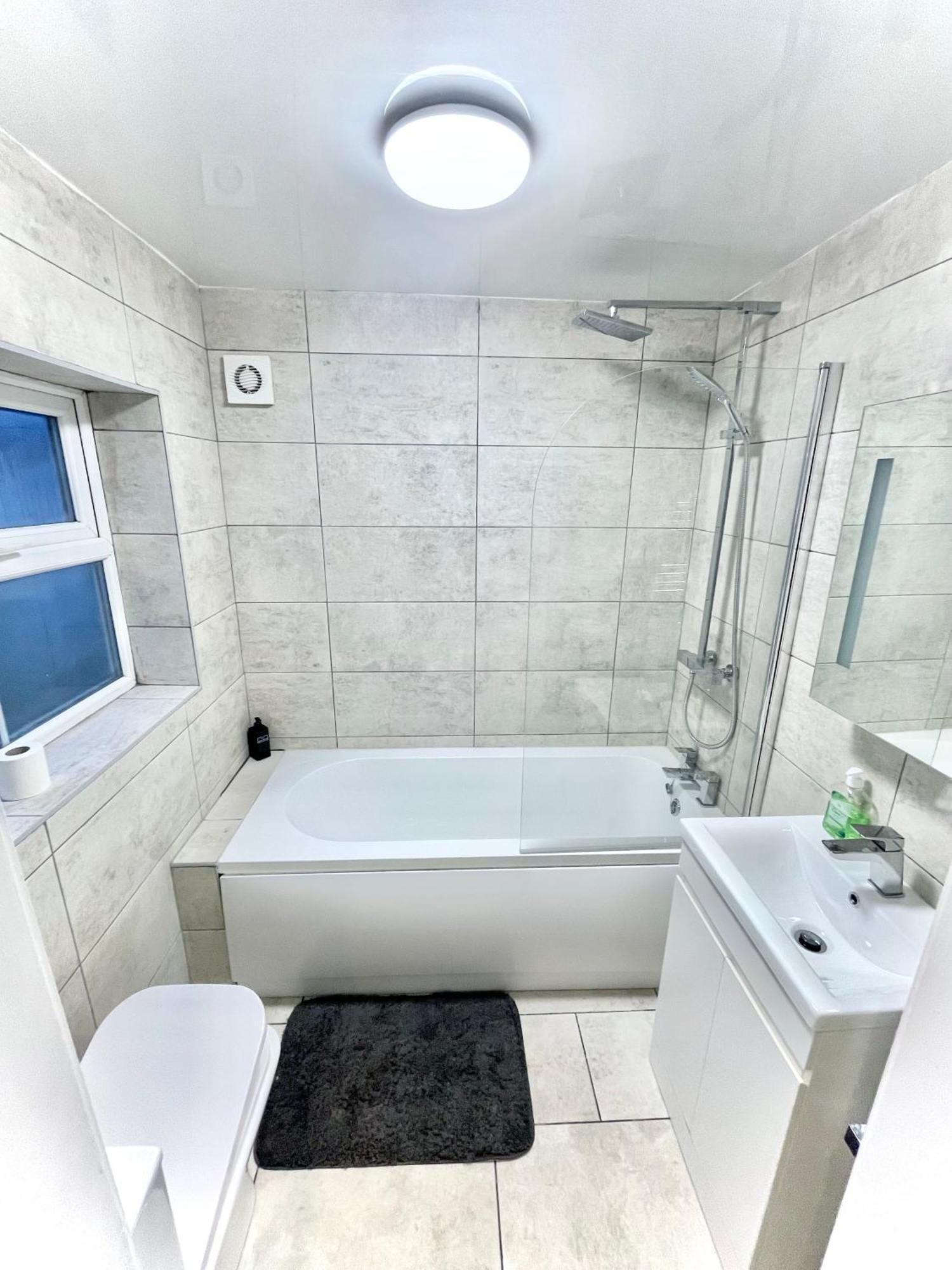 4 Bedroom House In The Heart Of With Free Parking, And Sleeps Up To 8!