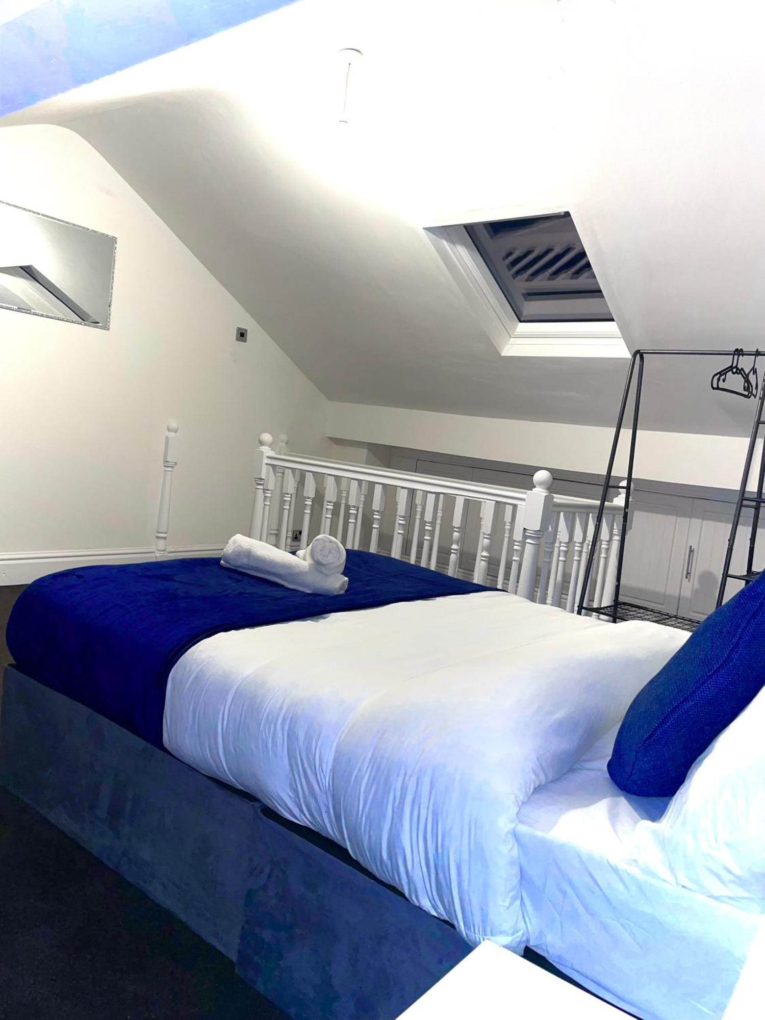 4 Bedroom House In The Heart Of With Free Parking, And Sleeps Up To 8! Apartment *
