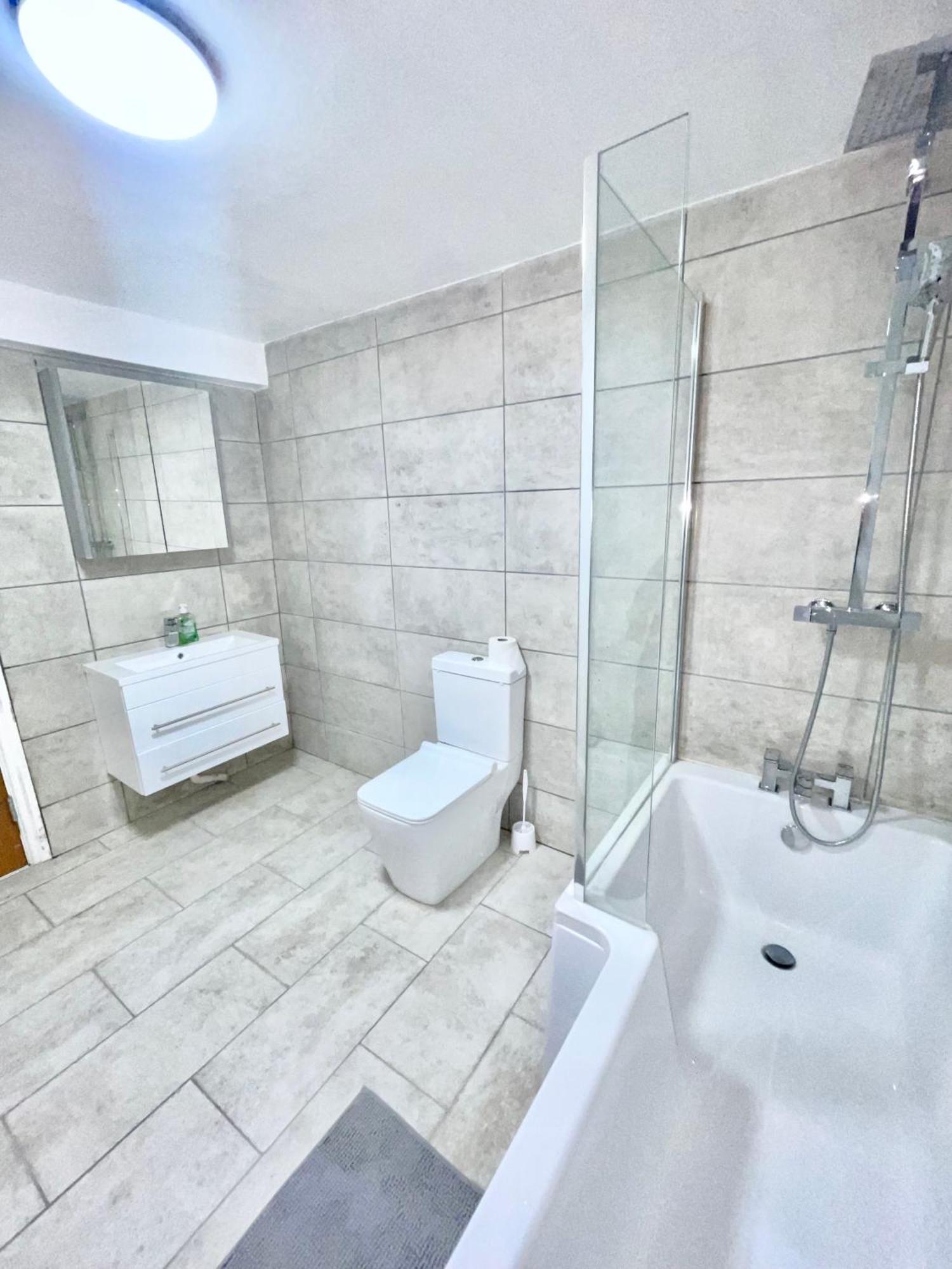 4 Bedroom House In The Heart Of With Free Parking, And Sleeps Up To 8! * Birmingham