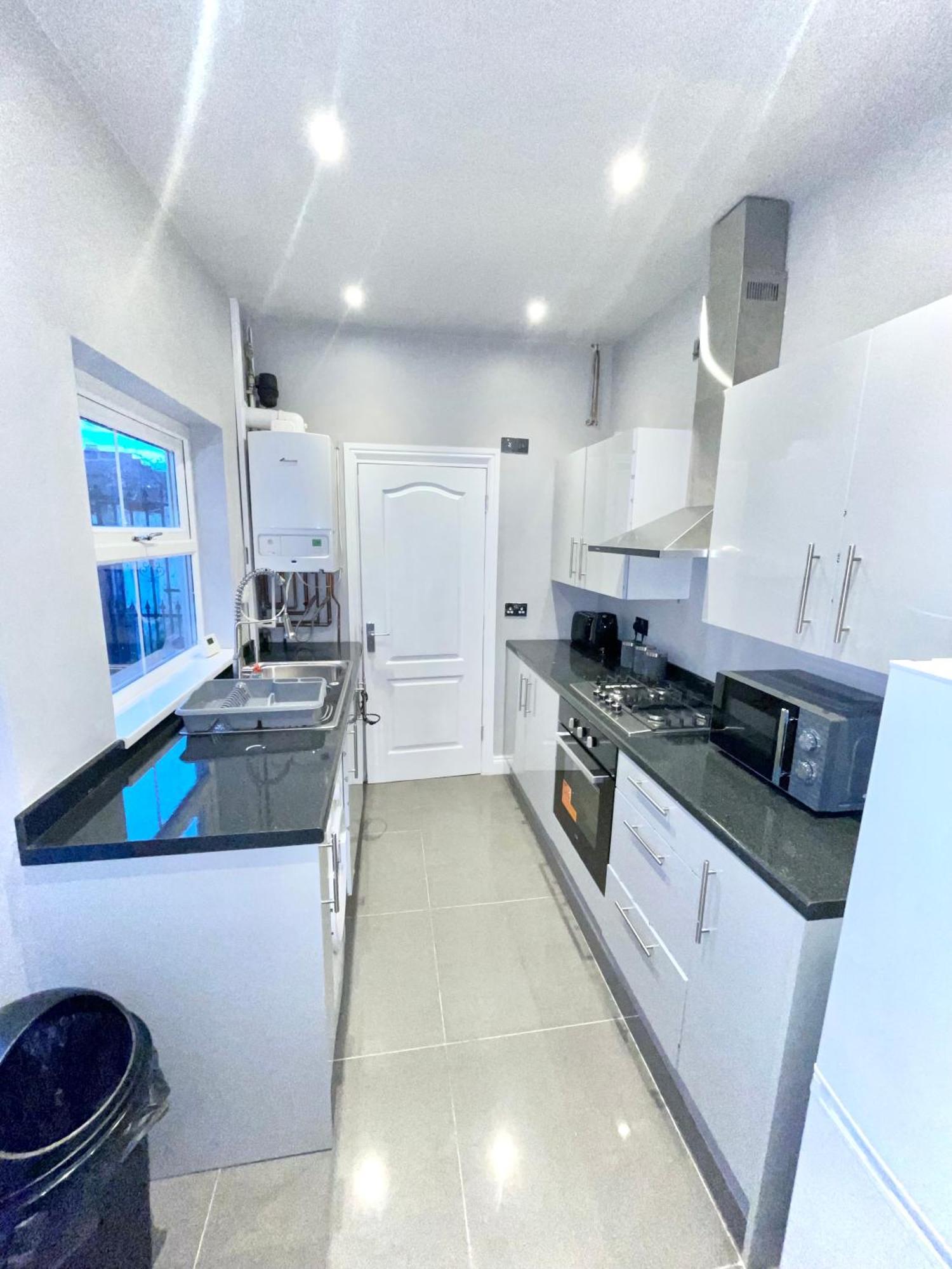 4 Bedroom House In The Heart Of With Free Parking, And Sleeps Up To 8! Apartment Birmingham