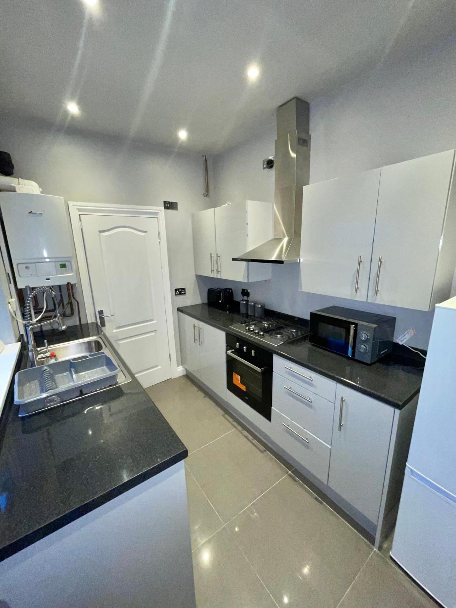 Apartment 4 Bedroom House In The Heart Of With Free Parking, And Sleeps Up To 8! Birmingham