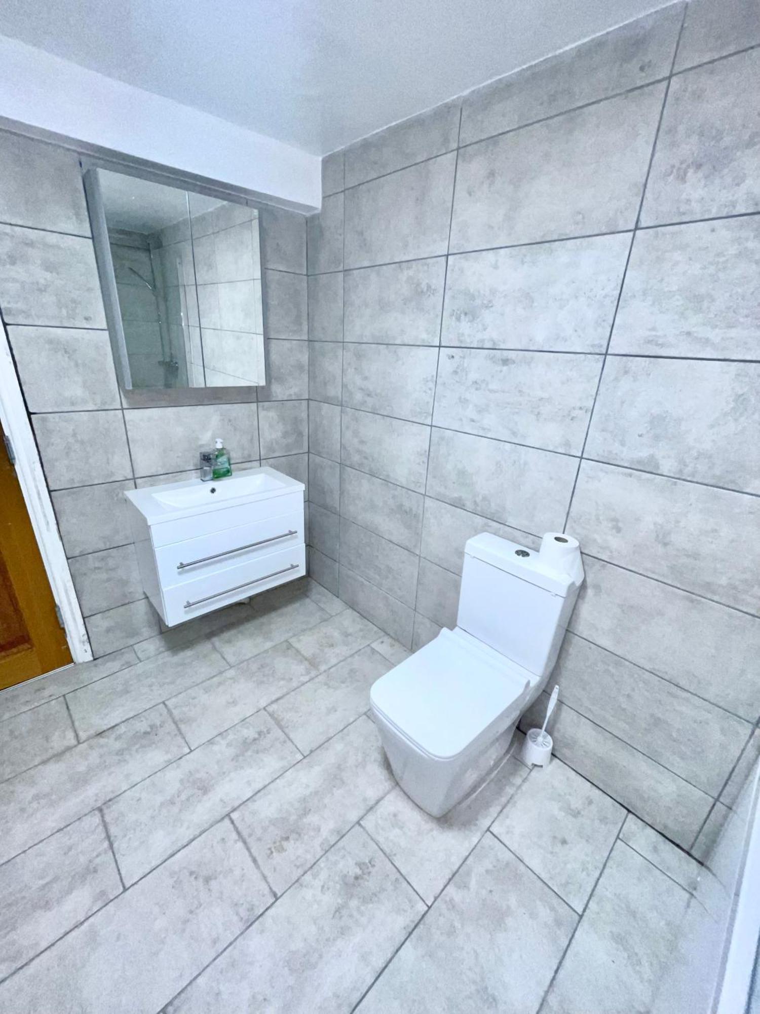 Apartment 4 Bedroom House In The Heart Of With Free Parking, And Sleeps Up To 8! *