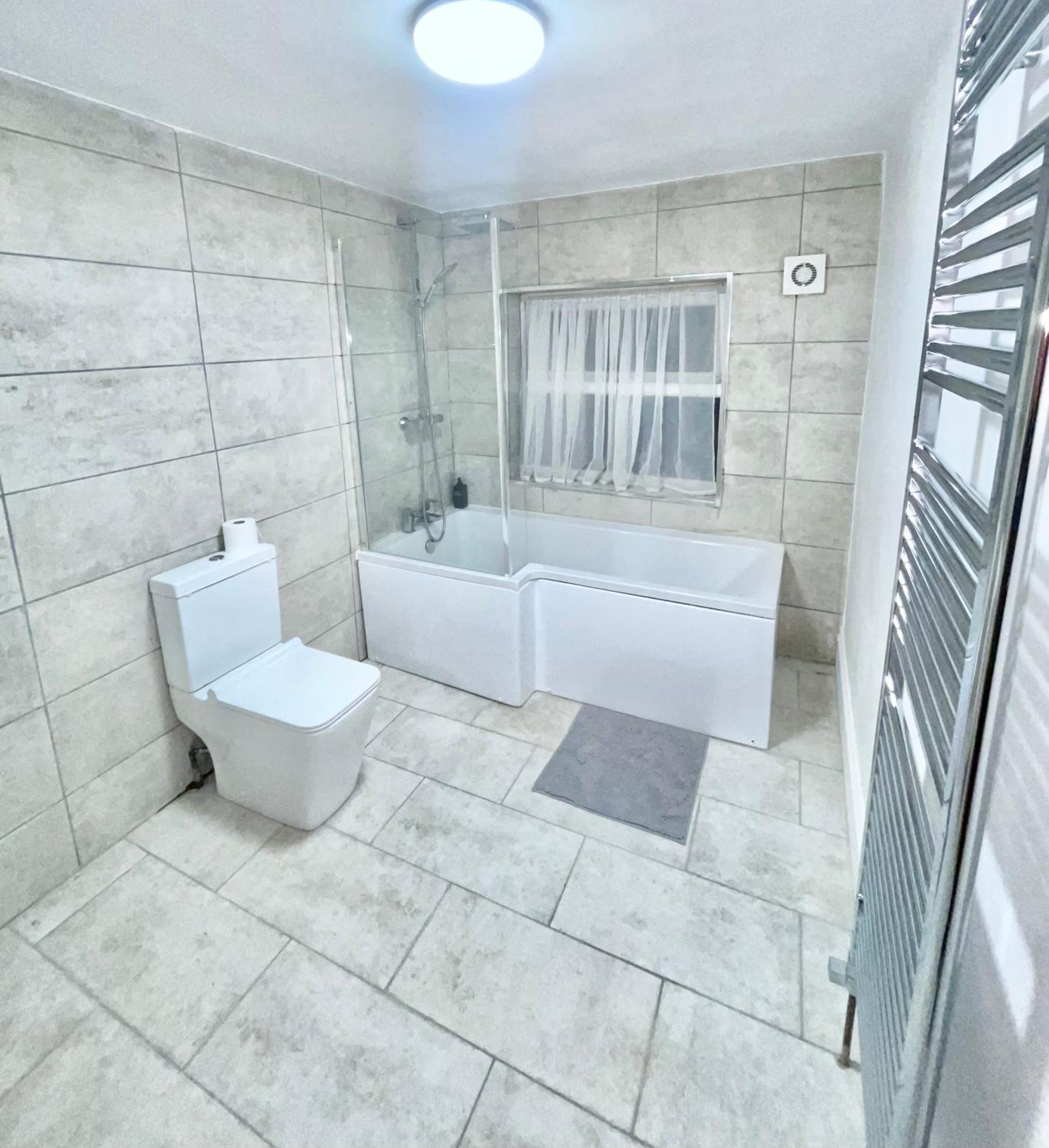 4 Bedroom House In The Heart Of With Free Parking, And Sleeps Up To 8! *